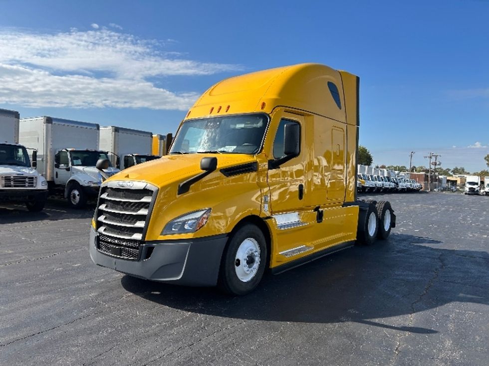 Sleeper Tractor-Heavy Duty Tractors-Freightliner-2022-T12664ST-East Chicago-IN-533,615\n\t\tmiles-$ 60,500 - Image 3