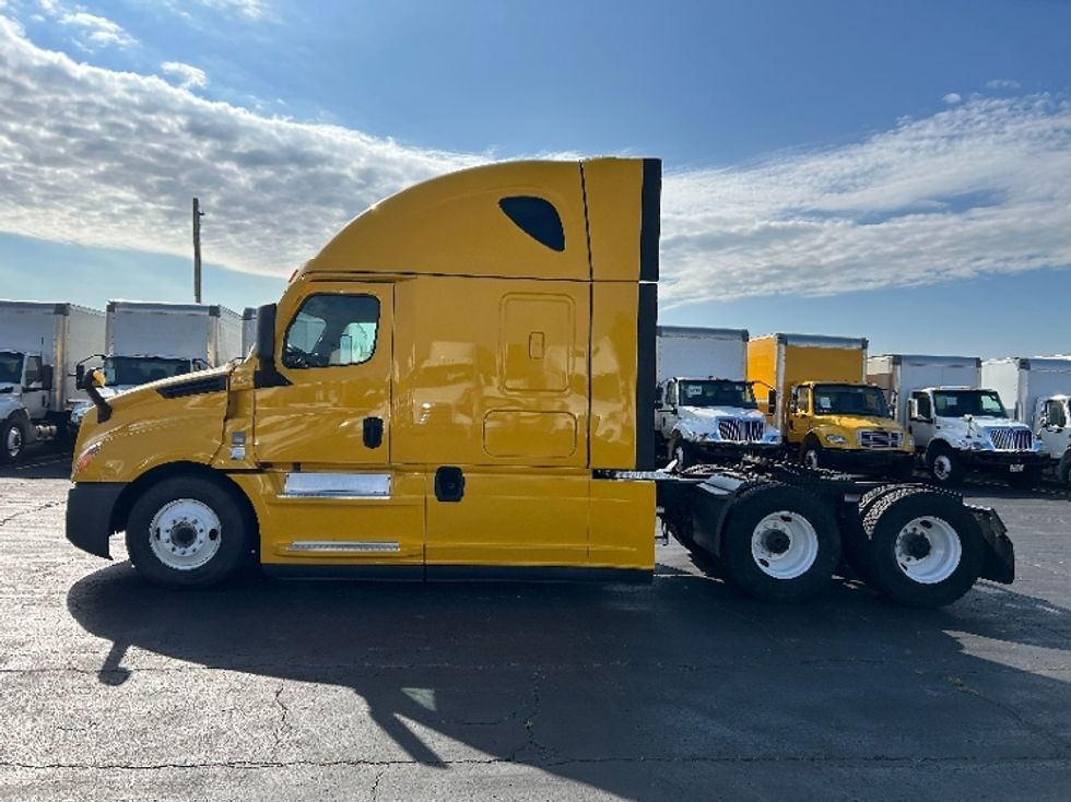 Sleeper Tractor-Heavy Duty Tractors-Freightliner-2022-T12664ST-East Chicago-IN-533,615\n\t\tmiles-$ 60,500 - Image 4