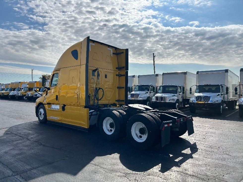 Sleeper Tractor-Heavy Duty Tractors-Freightliner-2022-T12664ST-East Chicago-IN-533,615\n\t\tmiles-$ 60,500 - Image 5
