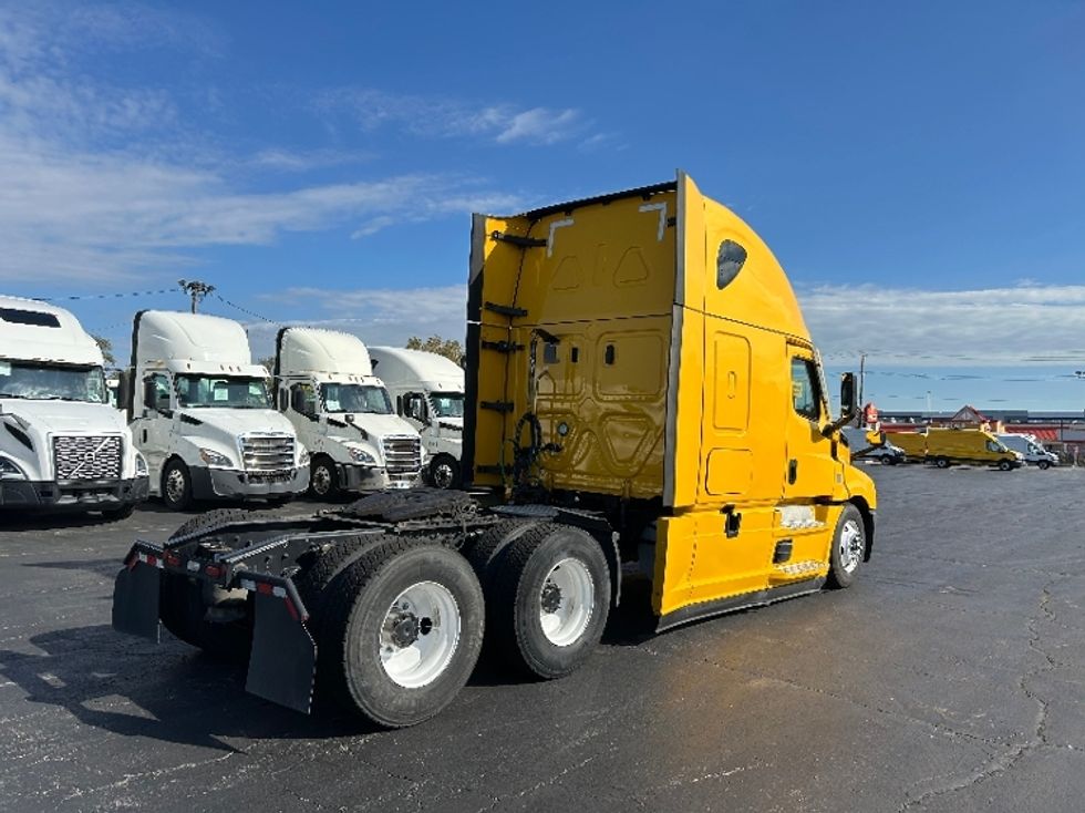 Sleeper Tractor-Heavy Duty Tractors-Freightliner-2022-T12664ST-East Chicago-IN-533,615\n\t\tmiles-$ 60,500 - Image 7
