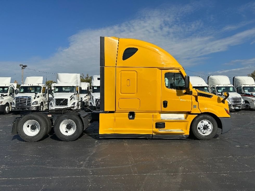 Sleeper Tractor-Heavy Duty Tractors-Freightliner-2022-T12664ST-East Chicago-IN-533,615\n\t\tmiles-$ 60,500 - Image 8