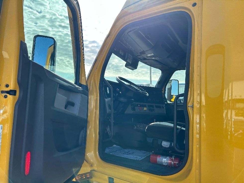 Sleeper Tractor-Heavy Duty Tractors-Freightliner-2022-T12664ST-East Chicago-IN-533,615\n\t\tmiles-$ 60,500 - Image 9