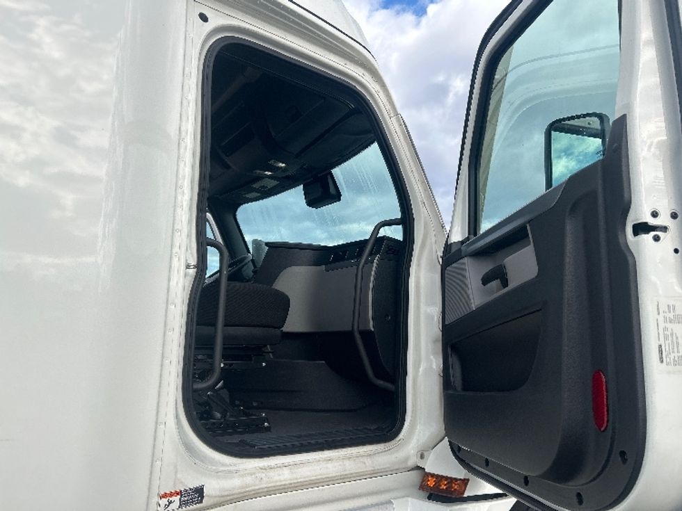 Sleeper Tractor-Heavy Duty Tractors-Freightliner-2022-T12664ST-East Chicago-IN-533,999\n\t\tmiles-$ 64,500 - Image 13
