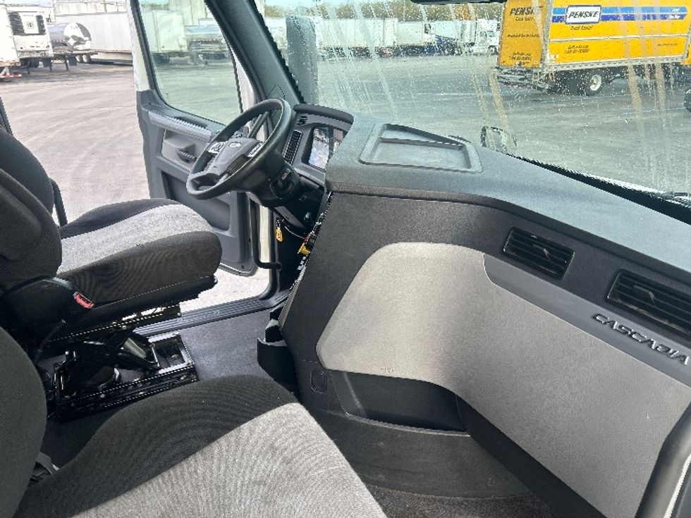 Sleeper Tractor-Heavy Duty Tractors-Freightliner-2022-T12664ST-East Chicago-IN-533,999\n\t\tmiles-$ 64,500 - Image 15