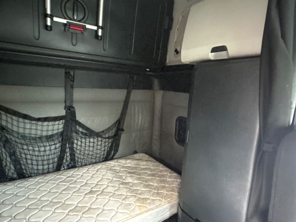 Sleeper Tractor-Heavy Duty Tractors-Freightliner-2022-T12664ST-East Chicago-IN-533,999\n\t\tmiles-$ 64,500 - Image 17