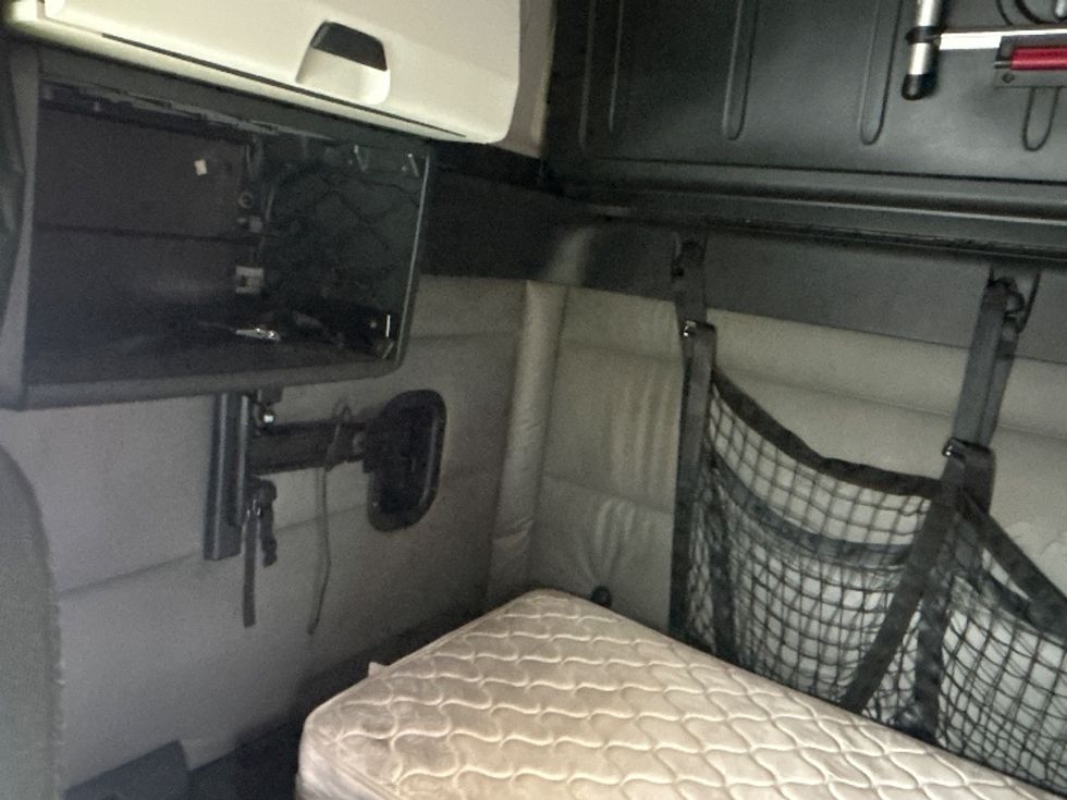 Sleeper Tractor-Heavy Duty Tractors-Freightliner-2022-T12664ST-East Chicago-IN-533,999\n\t\tmiles-$ 64,500 - Image 18