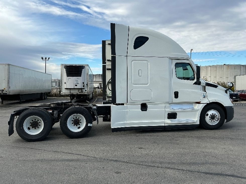 Sleeper Tractor-Heavy Duty Tractors-Freightliner-2022-T12664ST-East Chicago-IN-533,999\n\t\tmiles-$ 64,500 - Image 8