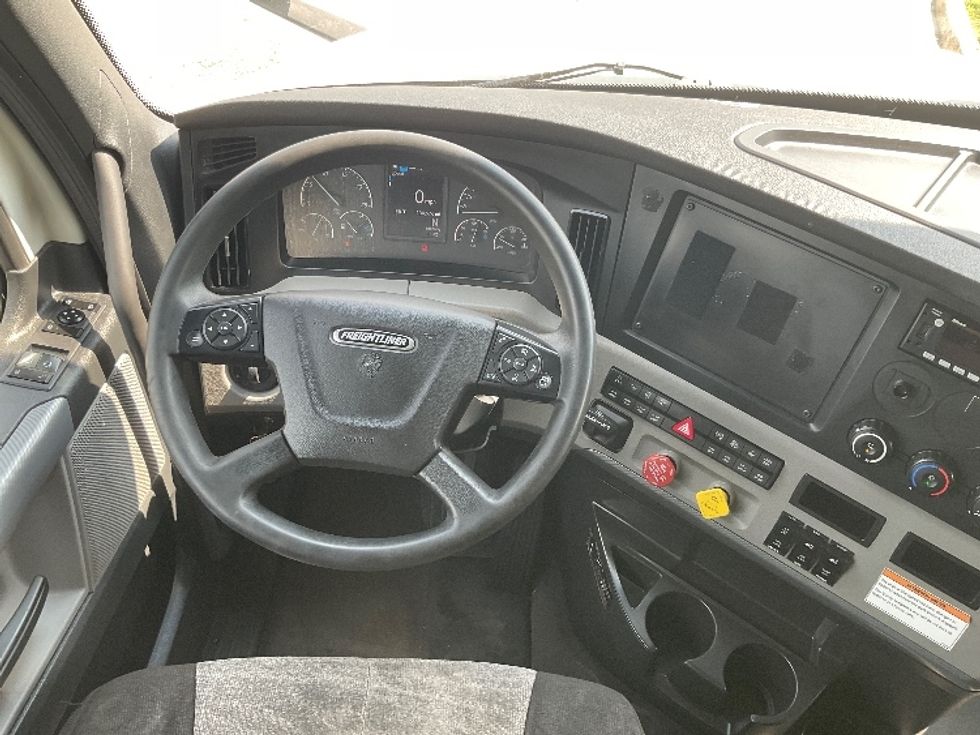 Sleeper Tractor-Heavy Duty Tractors-Freightliner-2022-T12664ST-East Chicago-IN-534,570\n\t\tmiles-$ 64,250 - Image 10