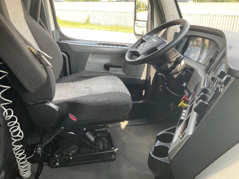 Sleeper Tractor-Heavy Duty Tractors-Freightliner-2022-T12664ST-East Chicago-IN-534,570\n\t\tmiles-$ 64,250 - Image 14