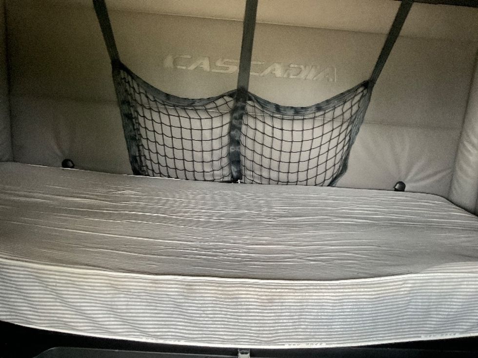 Sleeper Tractor-Heavy Duty Tractors-Freightliner-2022-T12664ST-East Chicago-IN-534,570\n\t\tmiles-$ 64,250 - Image 15