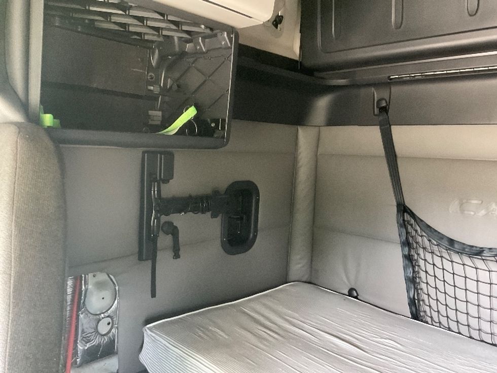 Sleeper Tractor-Heavy Duty Tractors-Freightliner-2022-T12664ST-East Chicago-IN-534,570\n\t\tmiles-$ 64,250 - Image 17