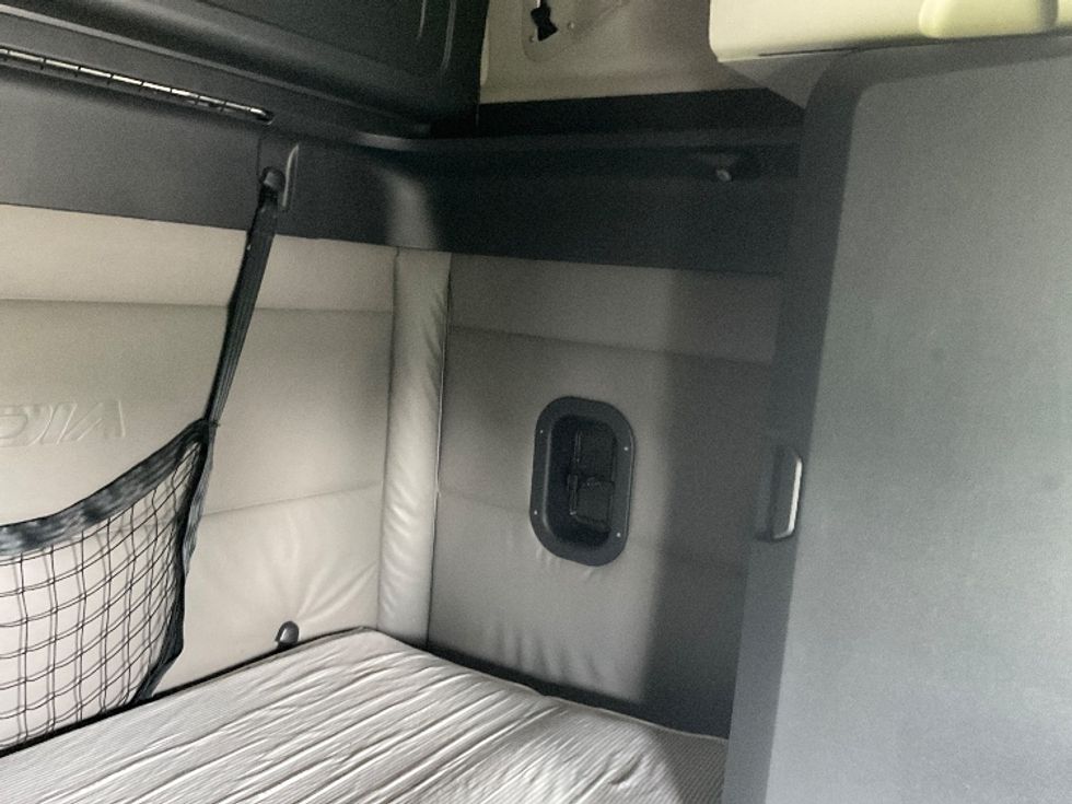 Sleeper Tractor-Heavy Duty Tractors-Freightliner-2022-T12664ST-East Chicago-IN-534,570\n\t\tmiles-$ 64,250 - Image 18