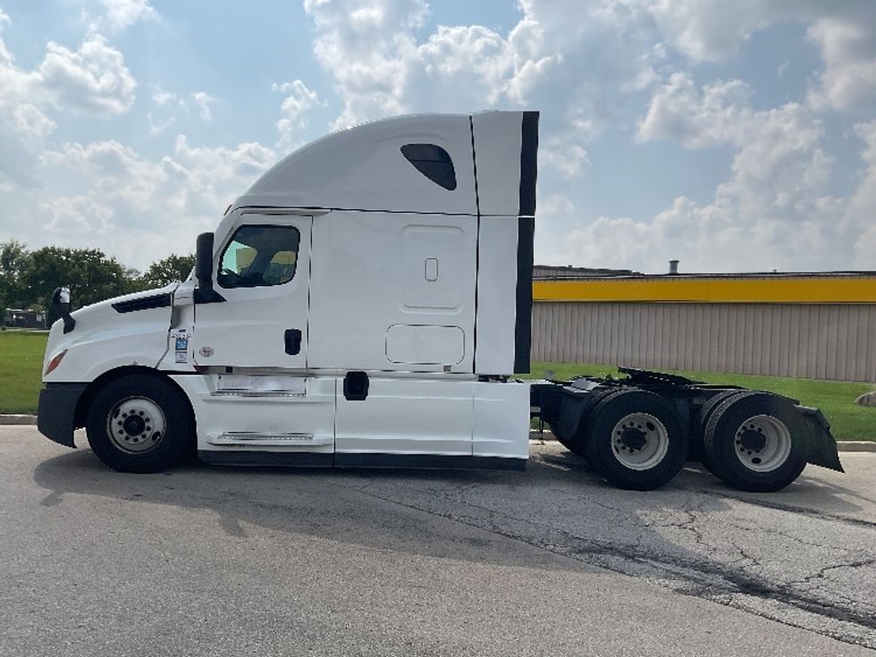 Sleeper Tractor-Heavy Duty Tractors-Freightliner-2022-T12664ST-East Chicago-IN-534,570\n\t\tmiles-$ 64,250 - Image 4