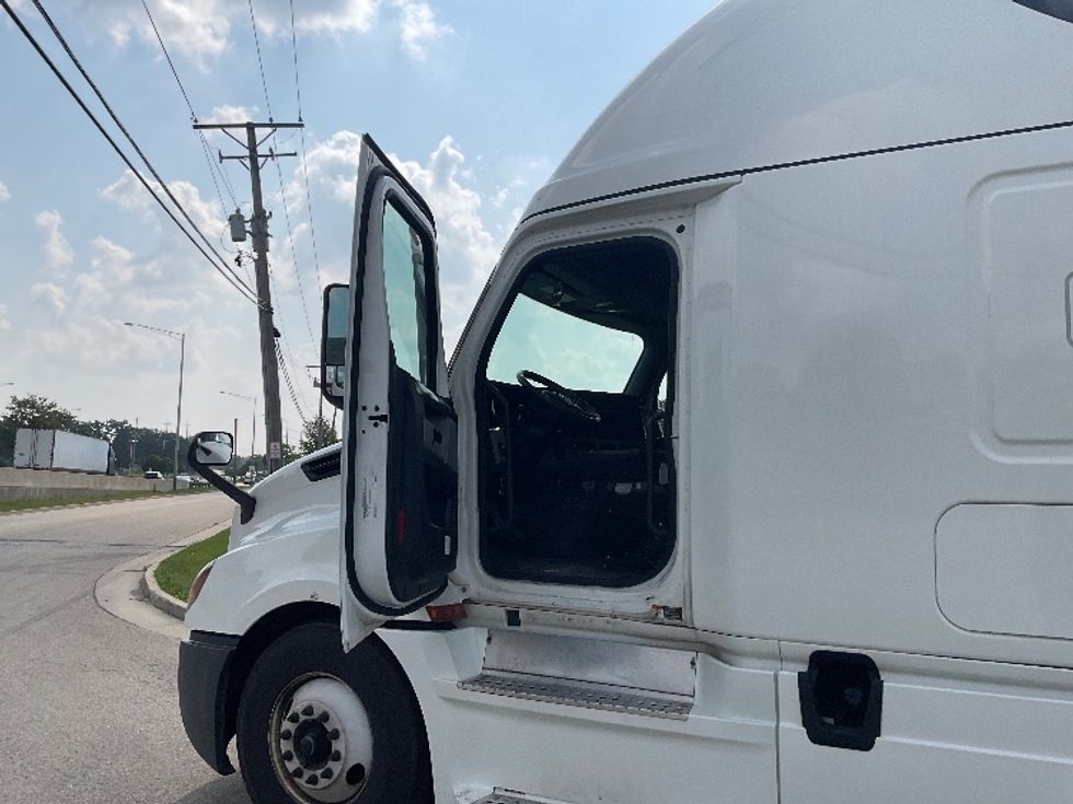 Sleeper Tractor-Heavy Duty Tractors-Freightliner-2022-T12664ST-East Chicago-IN-534,570\n\t\tmiles-$ 64,250 - Image 9