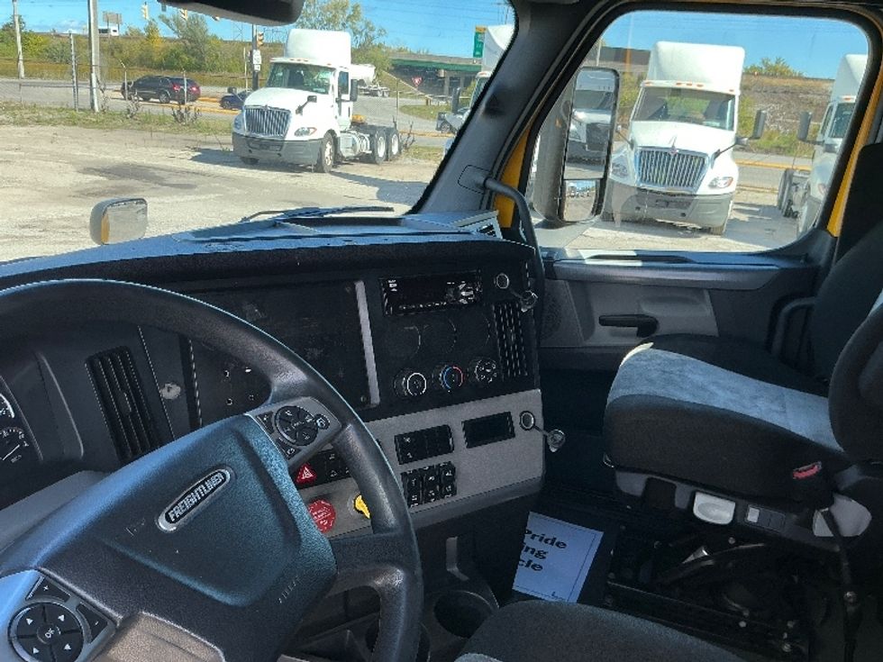 Sleeper Tractor-Heavy Duty Tractors-Freightliner-2022-T12664ST-East Chicago-IN-541,666\n\t\tmiles-$ 59,750 - Image 10