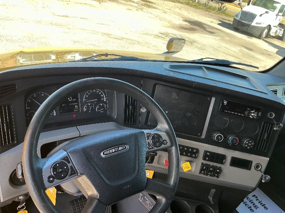 Sleeper Tractor-Heavy Duty Tractors-Freightliner-2022-T12664ST-East Chicago-IN-541,666\n\t\tmiles-$ 59,750 - Image 11