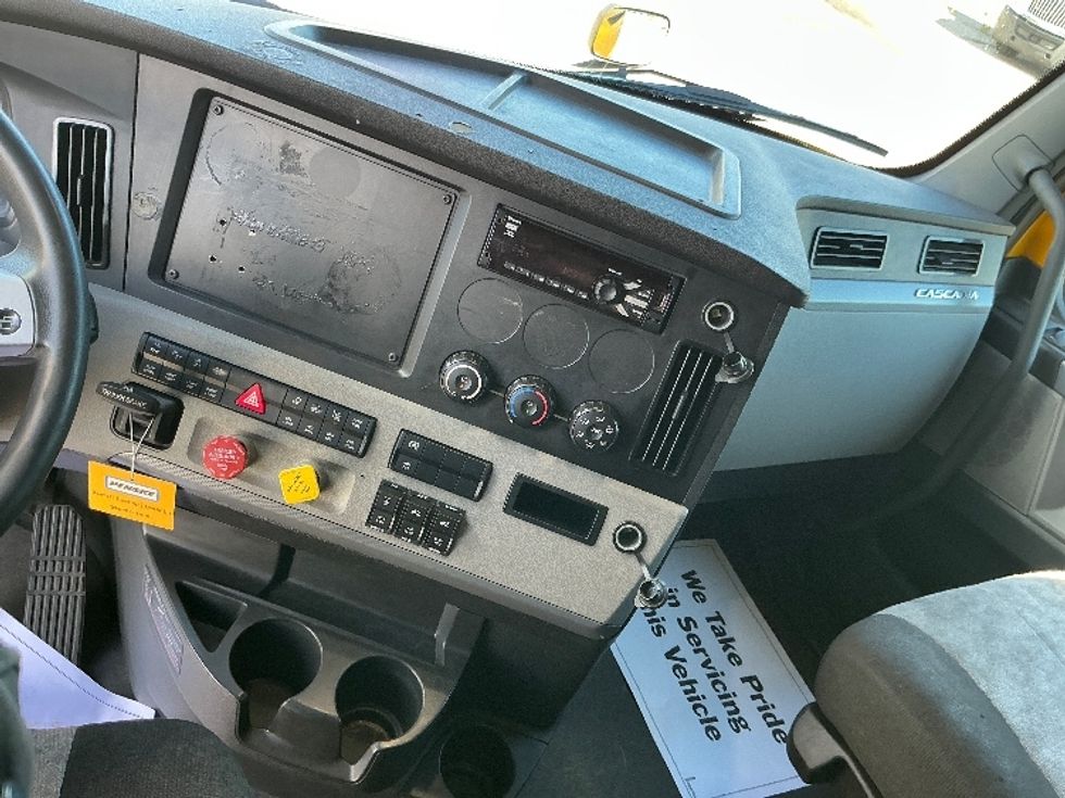 Sleeper Tractor-Heavy Duty Tractors-Freightliner-2022-T12664ST-East Chicago-IN-541,666\n\t\tmiles-$ 59,750 - Image 12