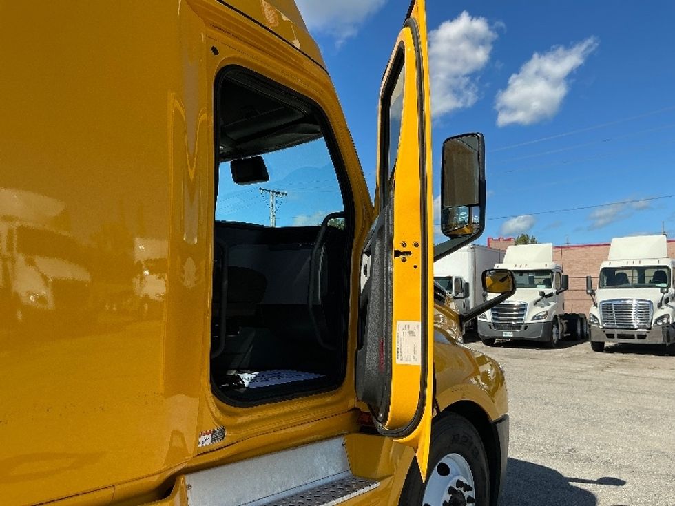 Sleeper Tractor-Heavy Duty Tractors-Freightliner-2022-T12664ST-East Chicago-IN-541,666\n\t\tmiles-$ 59,750 - Image 13