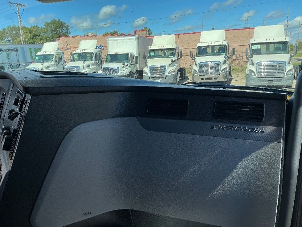 Sleeper Tractor-Heavy Duty Tractors-Freightliner-2022-T12664ST-East Chicago-IN-541,666\n\t\tmiles-$ 59,750 - Image 14