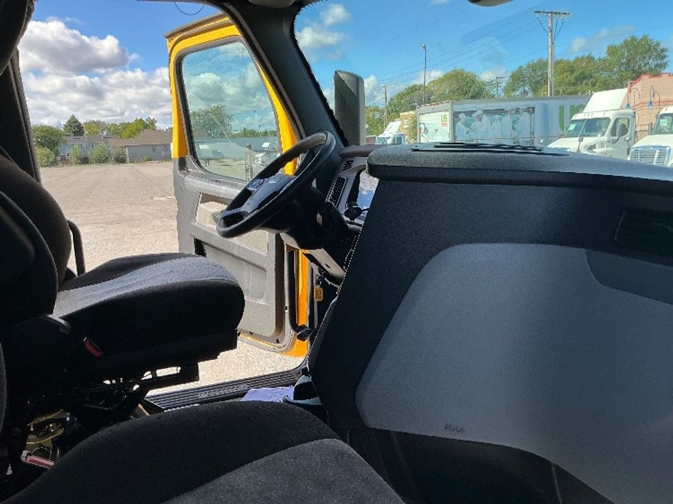 Sleeper Tractor-Heavy Duty Tractors-Freightliner-2022-T12664ST-East Chicago-IN-541,666\n\t\tmiles-$ 59,750 - Image 15