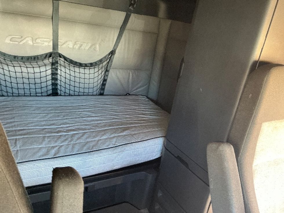 Sleeper Tractor-Heavy Duty Tractors-Freightliner-2022-T12664ST-East Chicago-IN-541,666\n\t\tmiles-$ 59,750 - Image 16