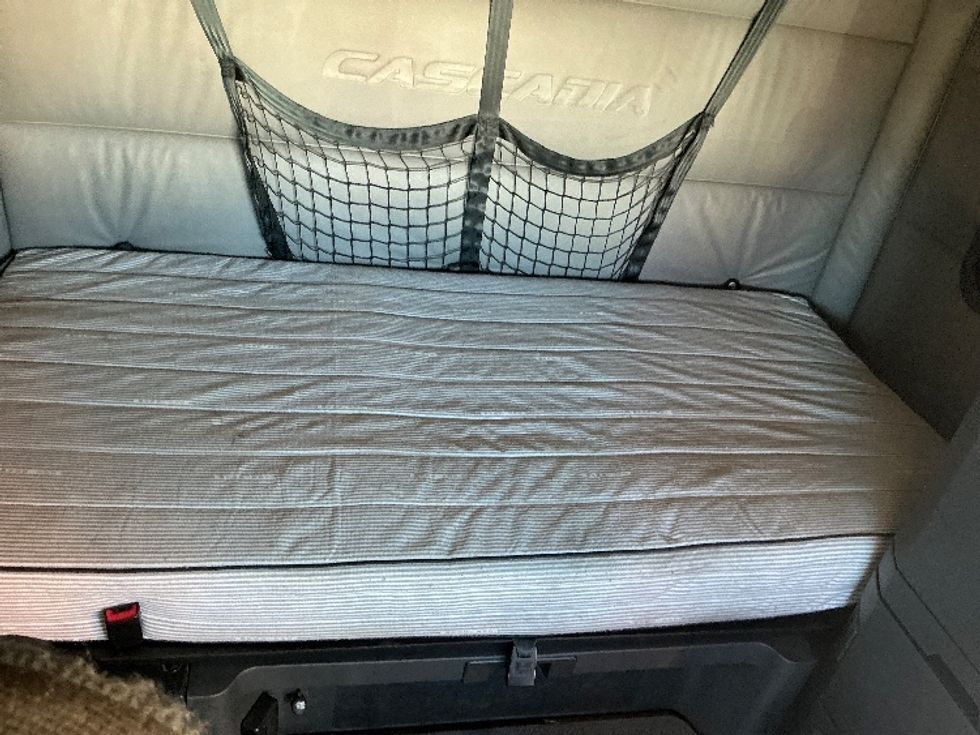 Sleeper Tractor-Heavy Duty Tractors-Freightliner-2022-T12664ST-East Chicago-IN-541,666\n\t\tmiles-$ 59,750 - Image 17