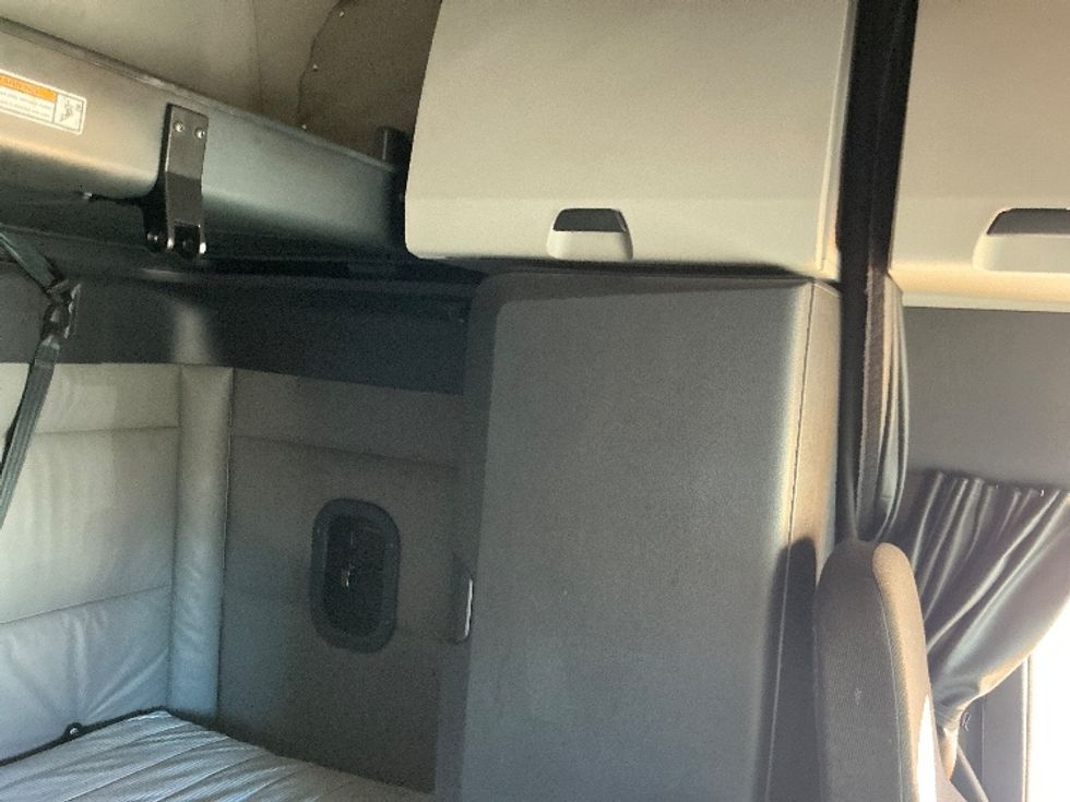 Sleeper Tractor-Heavy Duty Tractors-Freightliner-2022-T12664ST-East Chicago-IN-541,666\n\t\tmiles-$ 59,750 - Image 18