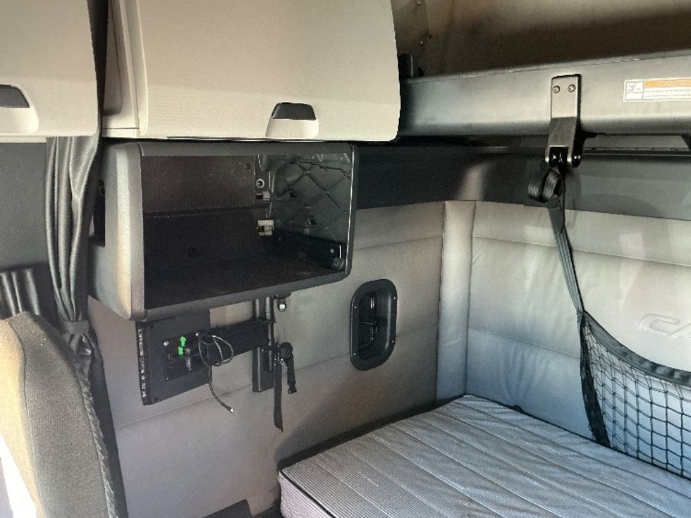 Sleeper Tractor-Heavy Duty Tractors-Freightliner-2022-T12664ST-East Chicago-IN-541,666\n\t\tmiles-$ 59,750 - Image 19