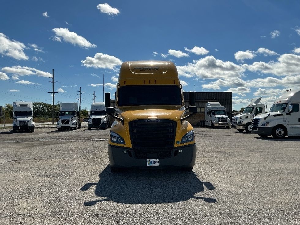 Sleeper Tractor-Heavy Duty Tractors-Freightliner-2022-T12664ST-East Chicago-IN-541,666\n\t\tmiles-$ 59,750 - Image 2