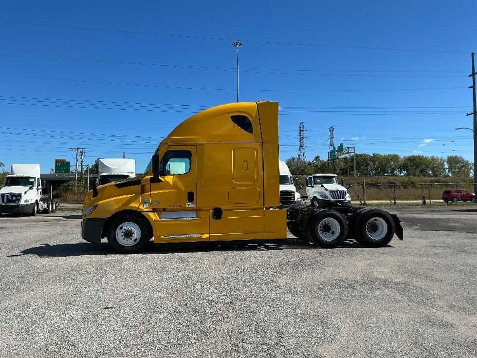 Sleeper Tractor-Heavy Duty Tractors-Freightliner-2022-T12664ST-East Chicago-IN-541,666\n\t\tmiles-$ 59,750 - Image 4