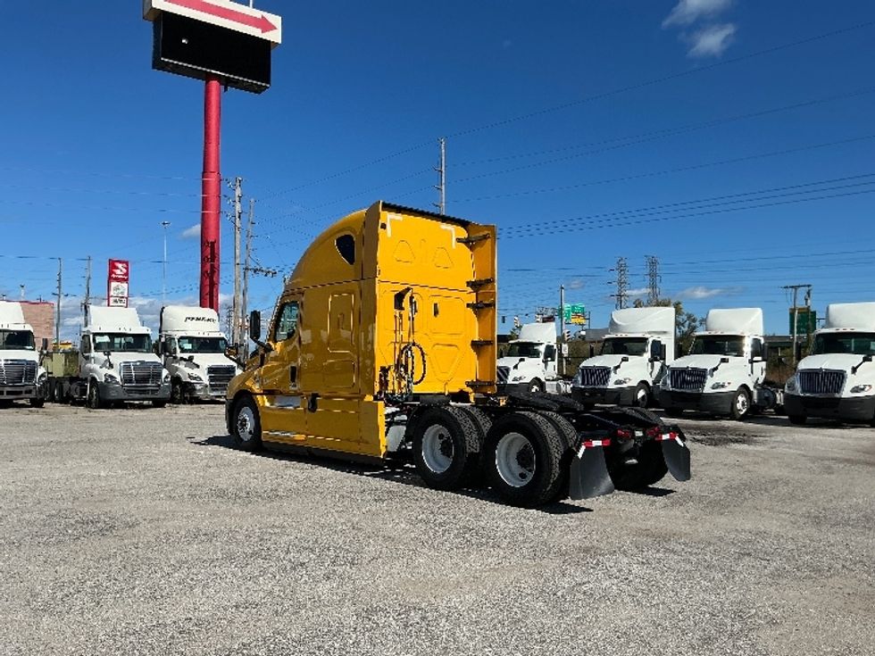 Sleeper Tractor-Heavy Duty Tractors-Freightliner-2022-T12664ST-East Chicago-IN-541,666\n\t\tmiles-$ 59,750 - Image 5