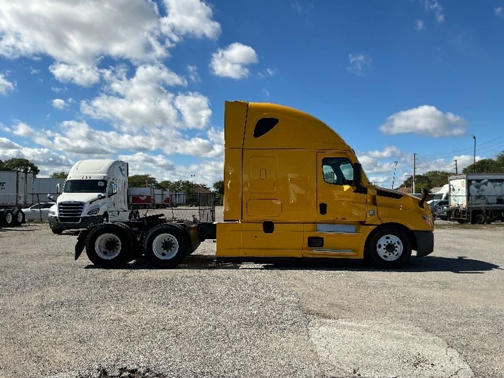 Sleeper Tractor-Heavy Duty Tractors-Freightliner-2022-T12664ST-East Chicago-IN-541,666\n\t\tmiles-$ 59,750 - Image 8