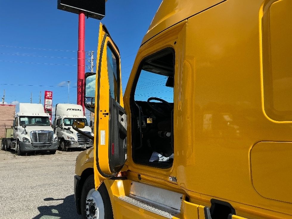 Sleeper Tractor-Heavy Duty Tractors-Freightliner-2022-T12664ST-East Chicago-IN-541,666\n\t\tmiles-$ 59,750 - Image 9