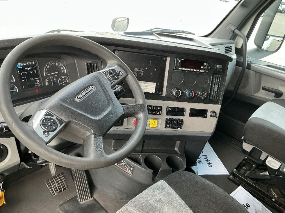 Sleeper Tractor-Heavy Duty Tractors-Freightliner-2022-T12664ST-East Chicago-IN-542,177\n\t\tmiles-$ 64,500 - Image 10