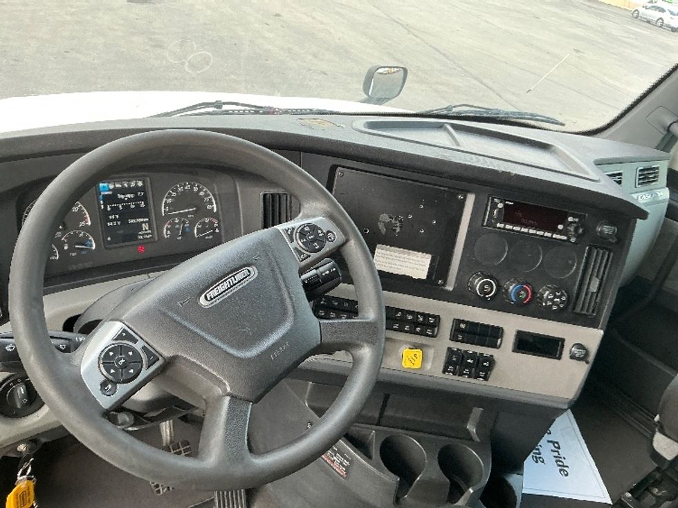 Sleeper Tractor-Heavy Duty Tractors-Freightliner-2022-T12664ST-East Chicago-IN-542,177\n\t\tmiles-$ 64,500 - Image 11