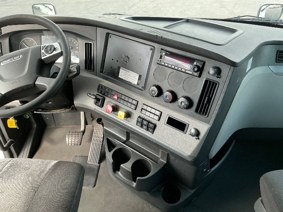 Sleeper Tractor-Heavy Duty Tractors-Freightliner-2022-T12664ST-East Chicago-IN-542,177\n\t\tmiles-$ 64,500 - Image 12