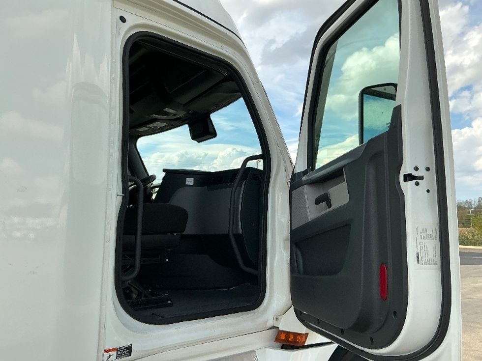 Sleeper Tractor-Heavy Duty Tractors-Freightliner-2022-T12664ST-East Chicago-IN-542,177\n\t\tmiles-$ 64,500 - Image 13