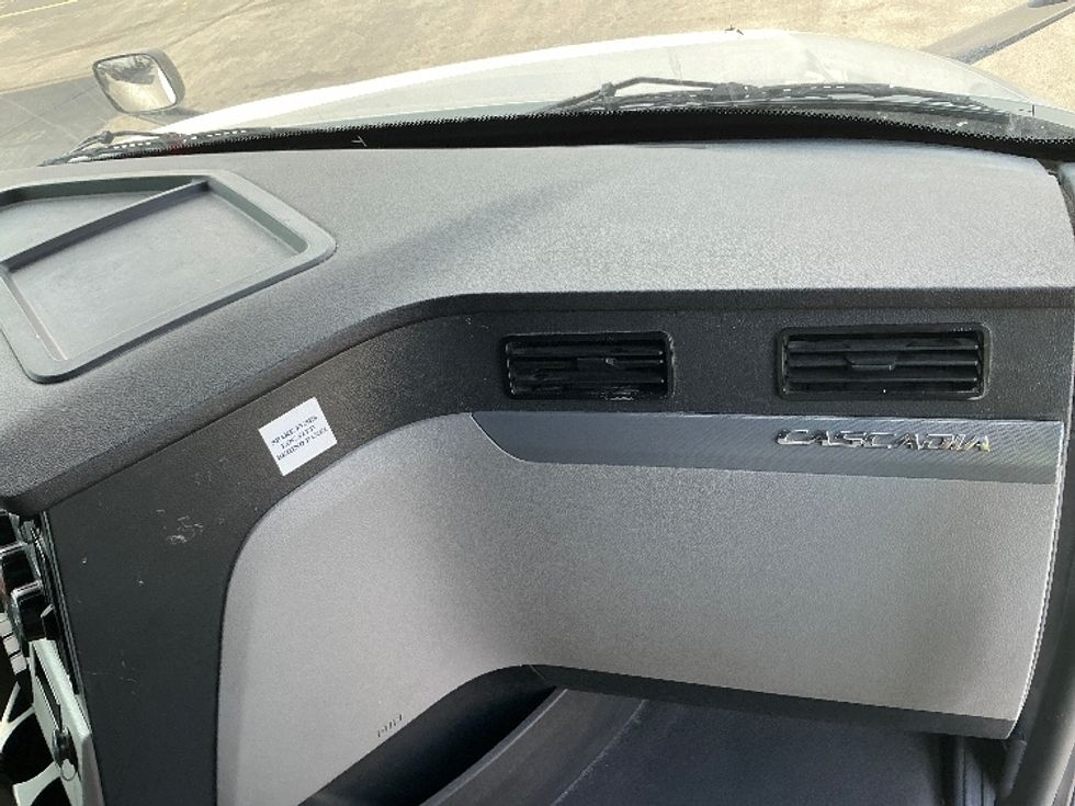 Sleeper Tractor-Heavy Duty Tractors-Freightliner-2022-T12664ST-East Chicago-IN-542,177\n\t\tmiles-$ 64,500 - Image 14