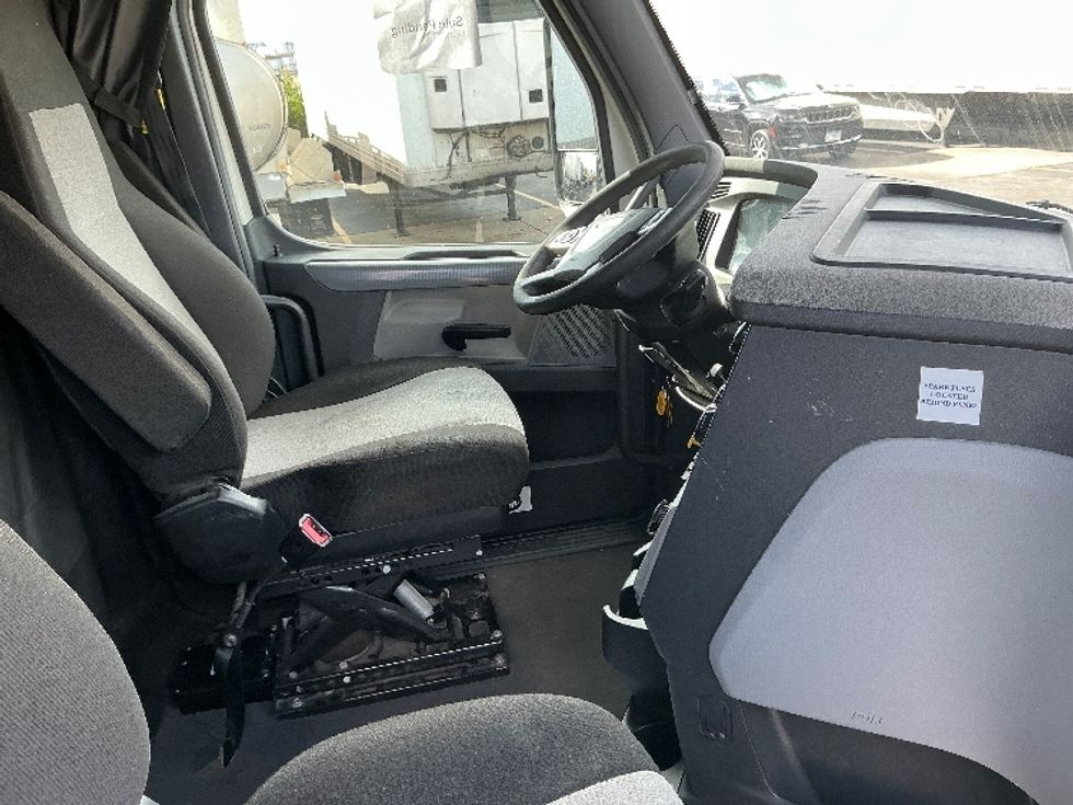 Sleeper Tractor-Heavy Duty Tractors-Freightliner-2022-T12664ST-East Chicago-IN-542,177\n\t\tmiles-$ 64,500 - Image 15