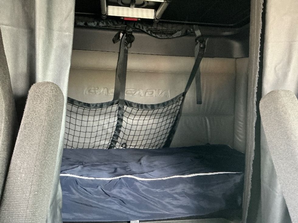 Sleeper Tractor-Heavy Duty Tractors-Freightliner-2022-T12664ST-East Chicago-IN-542,177\n\t\tmiles-$ 64,500 - Image 16