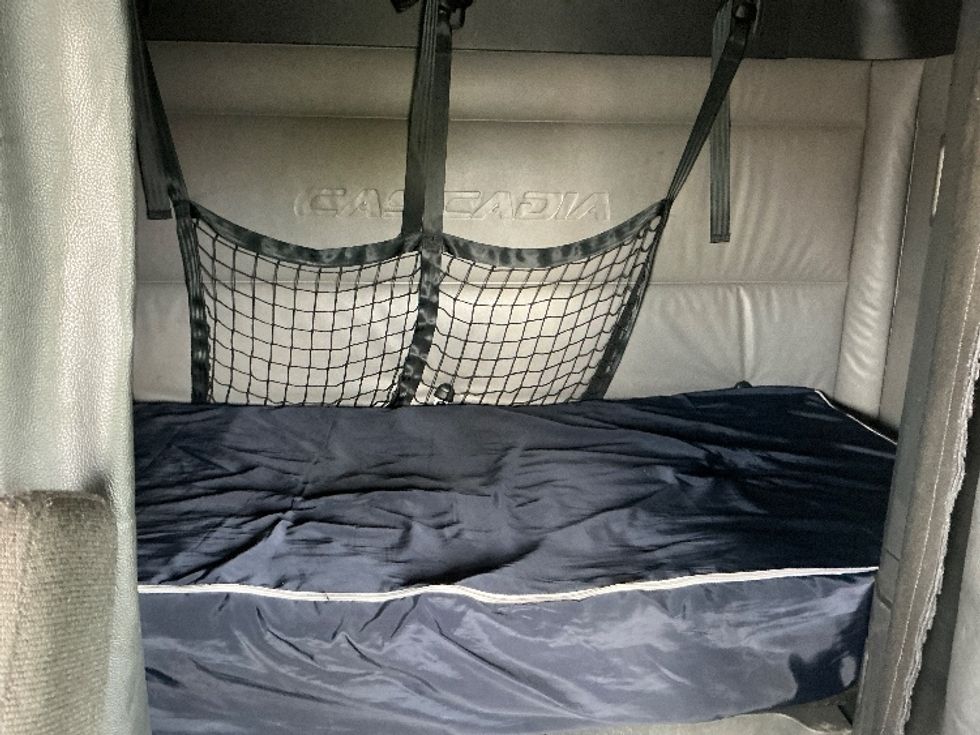 Sleeper Tractor-Heavy Duty Tractors-Freightliner-2022-T12664ST-East Chicago-IN-542,177\n\t\tmiles-$ 64,500 - Image 17