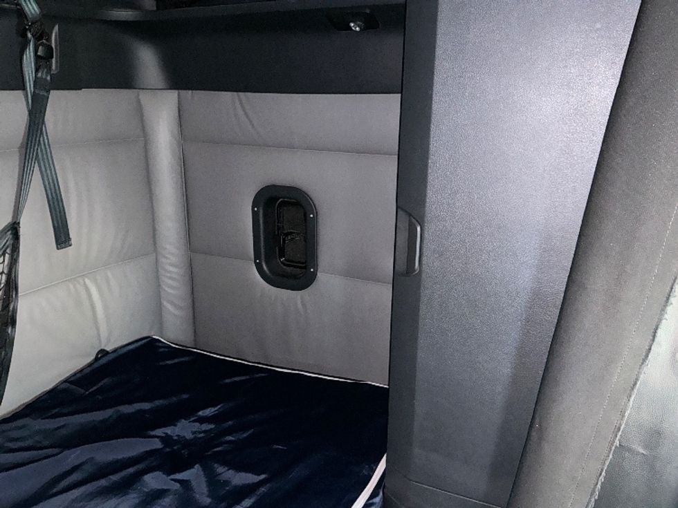 Sleeper Tractor-Heavy Duty Tractors-Freightliner-2022-T12664ST-East Chicago-IN-542,177\n\t\tmiles-$ 64,500 - Image 18