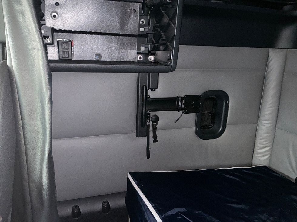 Sleeper Tractor-Heavy Duty Tractors-Freightliner-2022-T12664ST-East Chicago-IN-542,177\n\t\tmiles-$ 64,500 - Image 19