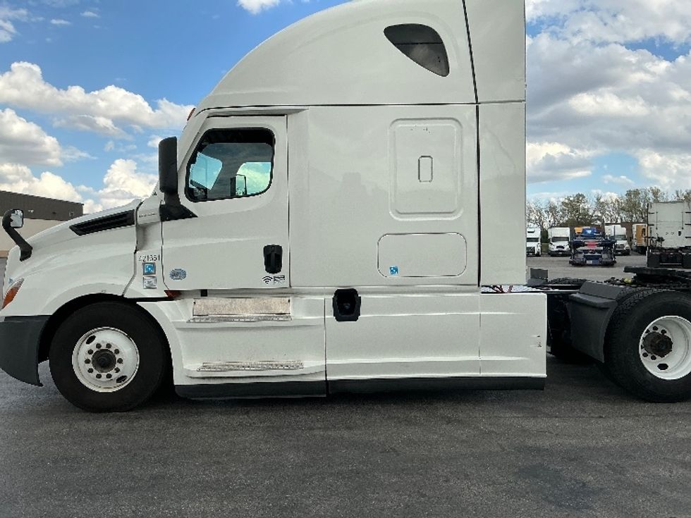 Sleeper Tractor-Heavy Duty Tractors-Freightliner-2022-T12664ST-East Chicago-IN-542,177\n\t\tmiles-$ 64,500 - Image 4