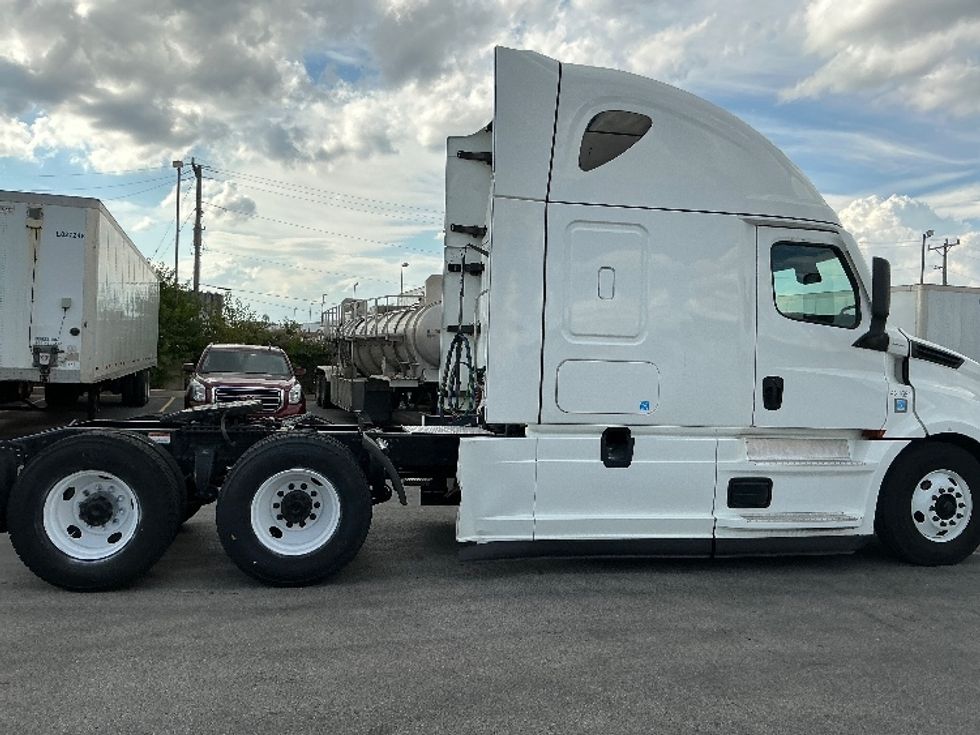 Sleeper Tractor-Heavy Duty Tractors-Freightliner-2022-T12664ST-East Chicago-IN-542,177\n\t\tmiles-$ 64,500 - Image 8