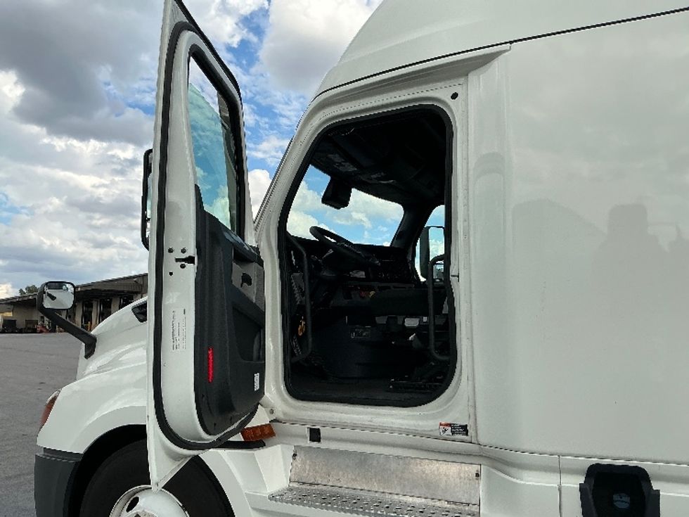 Sleeper Tractor-Heavy Duty Tractors-Freightliner-2022-T12664ST-East Chicago-IN-542,177\n\t\tmiles-$ 64,500 - Image 9