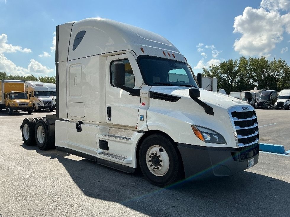Sleeper Tractor-Heavy Duty Tractors-Freightliner-2022-T12664ST-East Chicago-IN-558,710\n\t\tmiles-$ 64,500 - Image 1