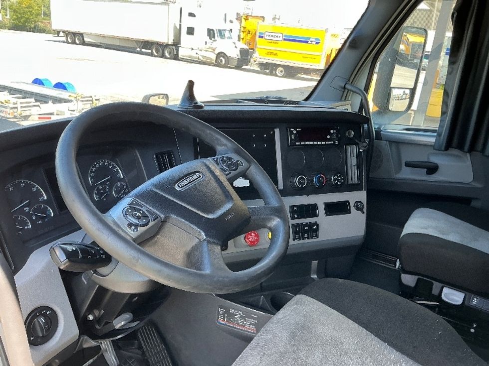 Sleeper Tractor-Heavy Duty Tractors-Freightliner-2022-T12664ST-East Chicago-IN-558,710\n\t\tmiles-$ 64,500 - Image 10