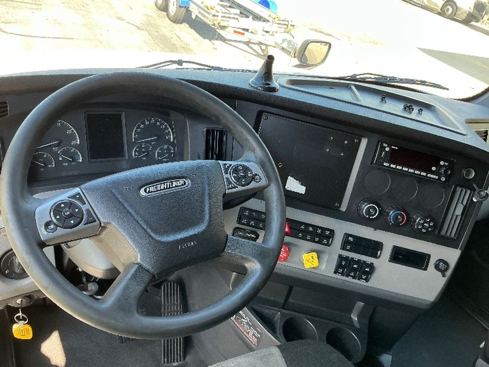 Sleeper Tractor-Heavy Duty Tractors-Freightliner-2022-T12664ST-East Chicago-IN-558,710\n\t\tmiles-$ 64,500 - Image 11