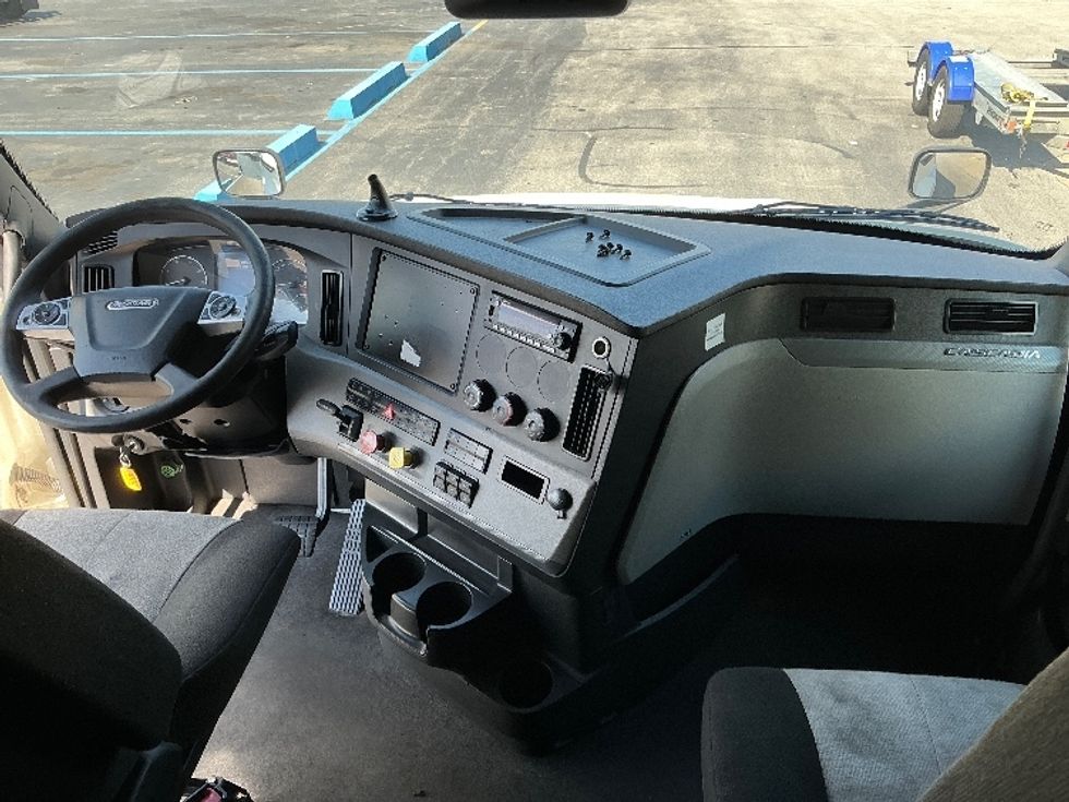 Sleeper Tractor-Heavy Duty Tractors-Freightliner-2022-T12664ST-East Chicago-IN-558,710\n\t\tmiles-$ 64,500 - Image 12